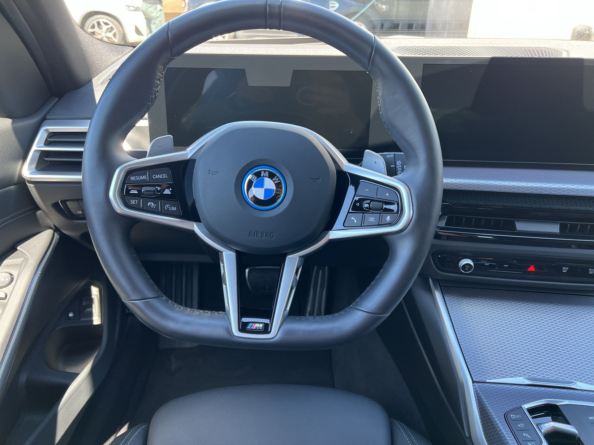 BMW 330e x DriveTouring Steptronic M Sport-image-11
