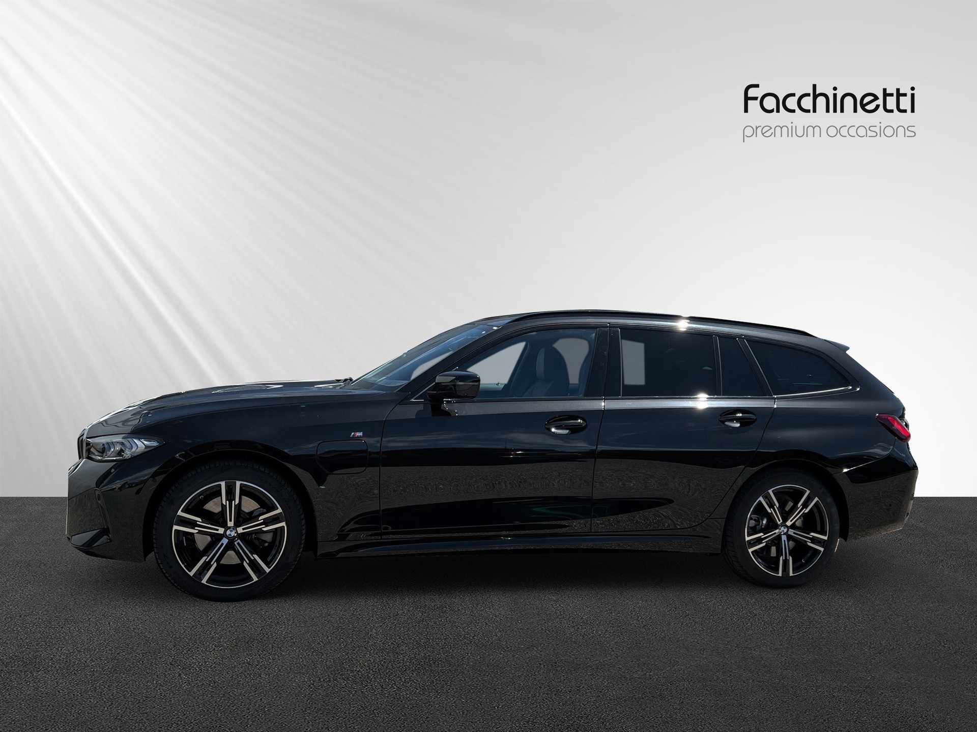 BMW 330e x DriveTouring Steptronic M Sport-image-1