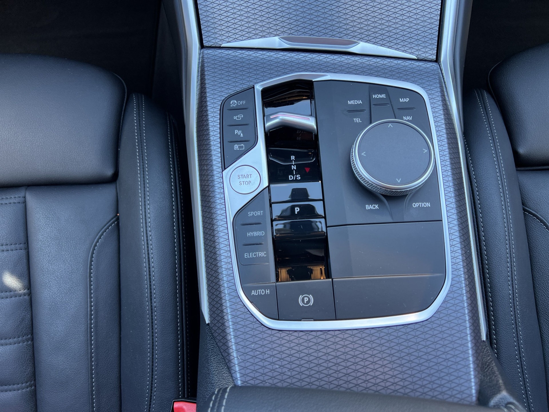 BMW 330e x DriveTouring Steptronic M Sport-image-12