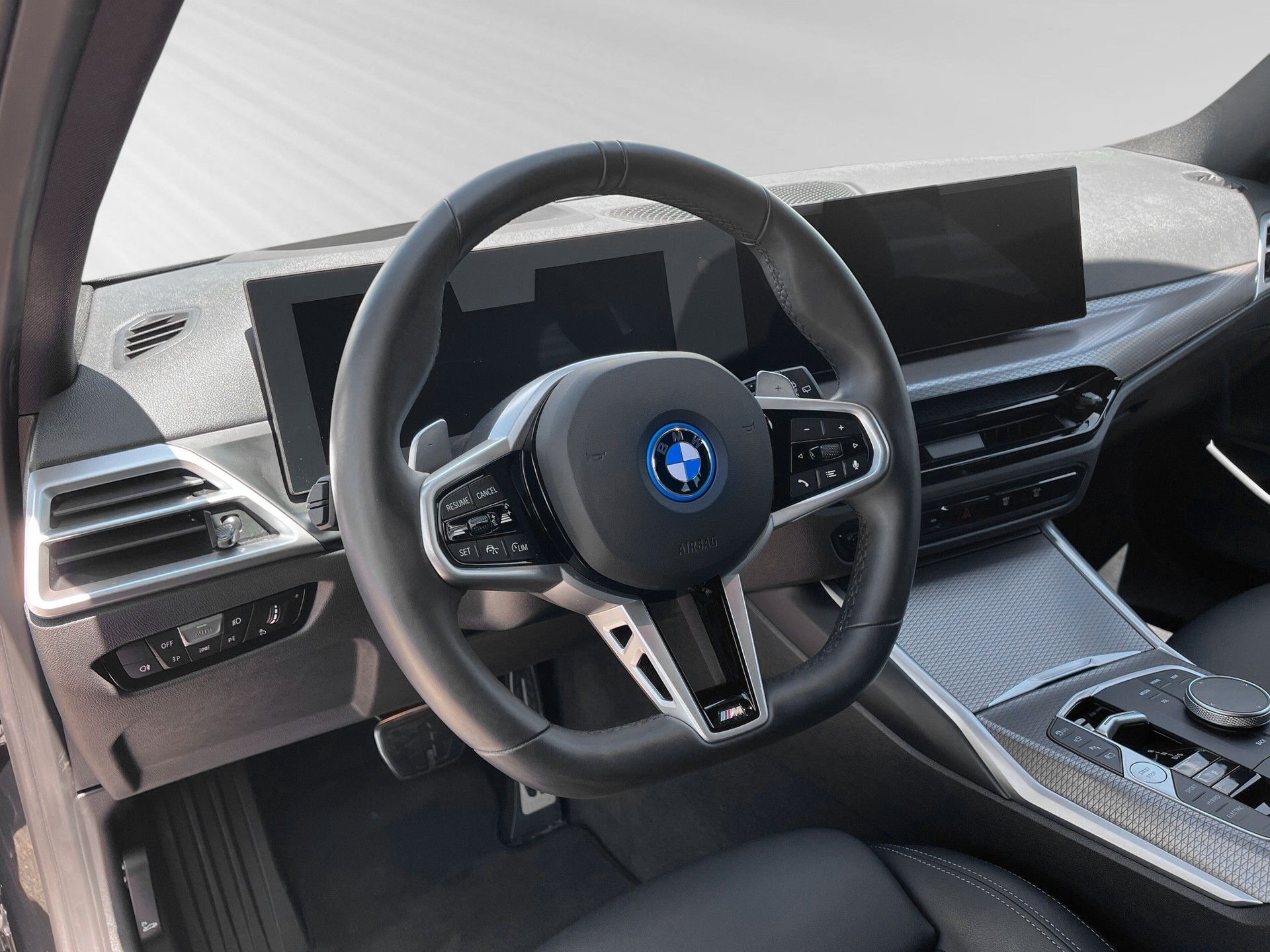 BMW 330e x DriveTouring Steptronic M Sport-image-3