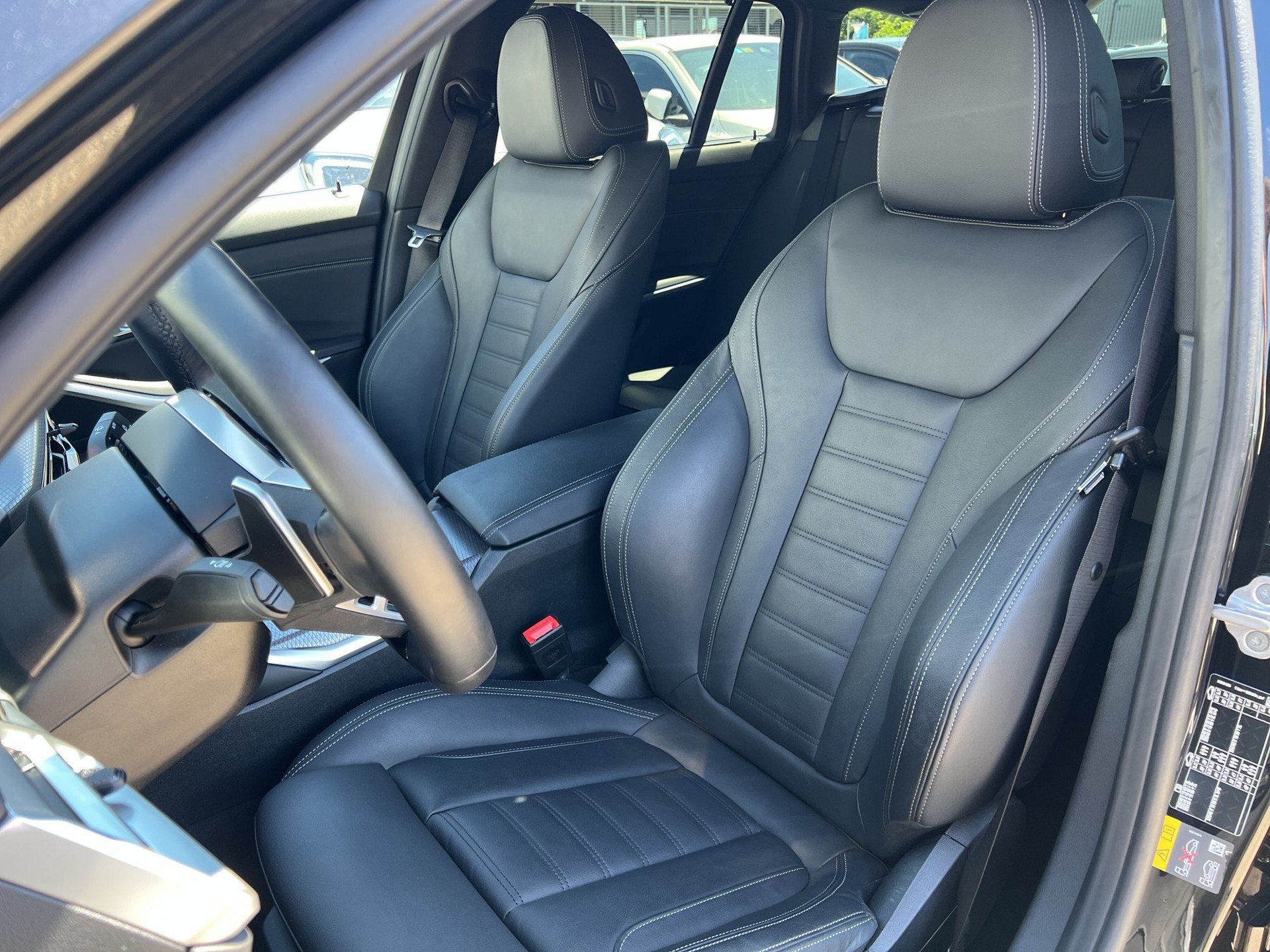BMW 330e x DriveTouring Steptronic M Sport-image-9