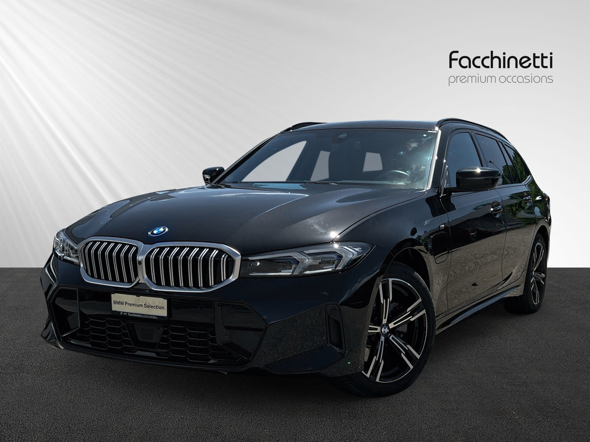 BMW 330e x DriveTouring Steptronic M Sport-image-0