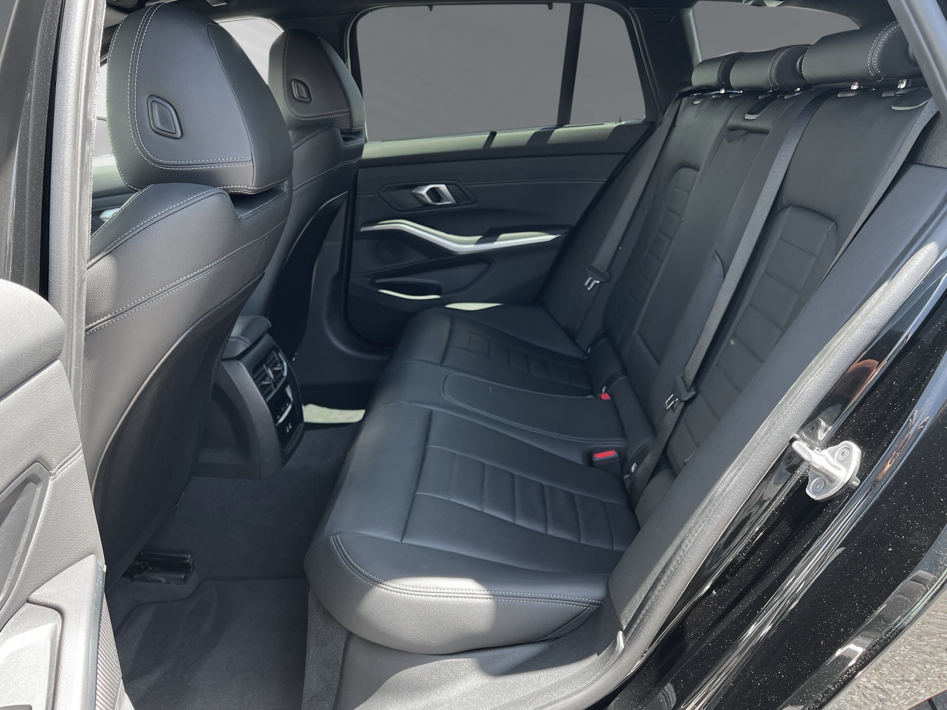 BMW 330e x DriveTouring Steptronic M Sport-image-6