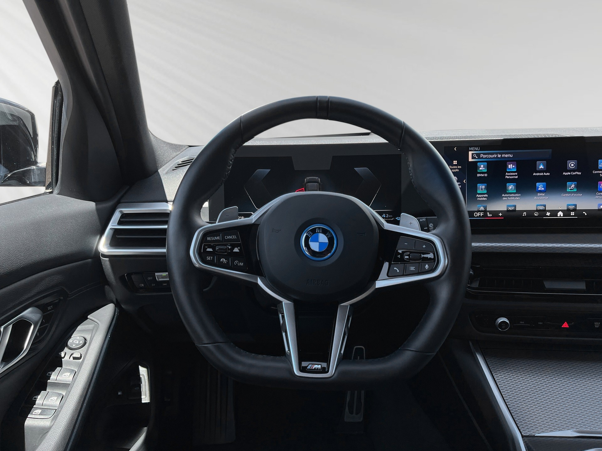 BMW 330e x DriveTouring Steptronic M Sport-image-4
