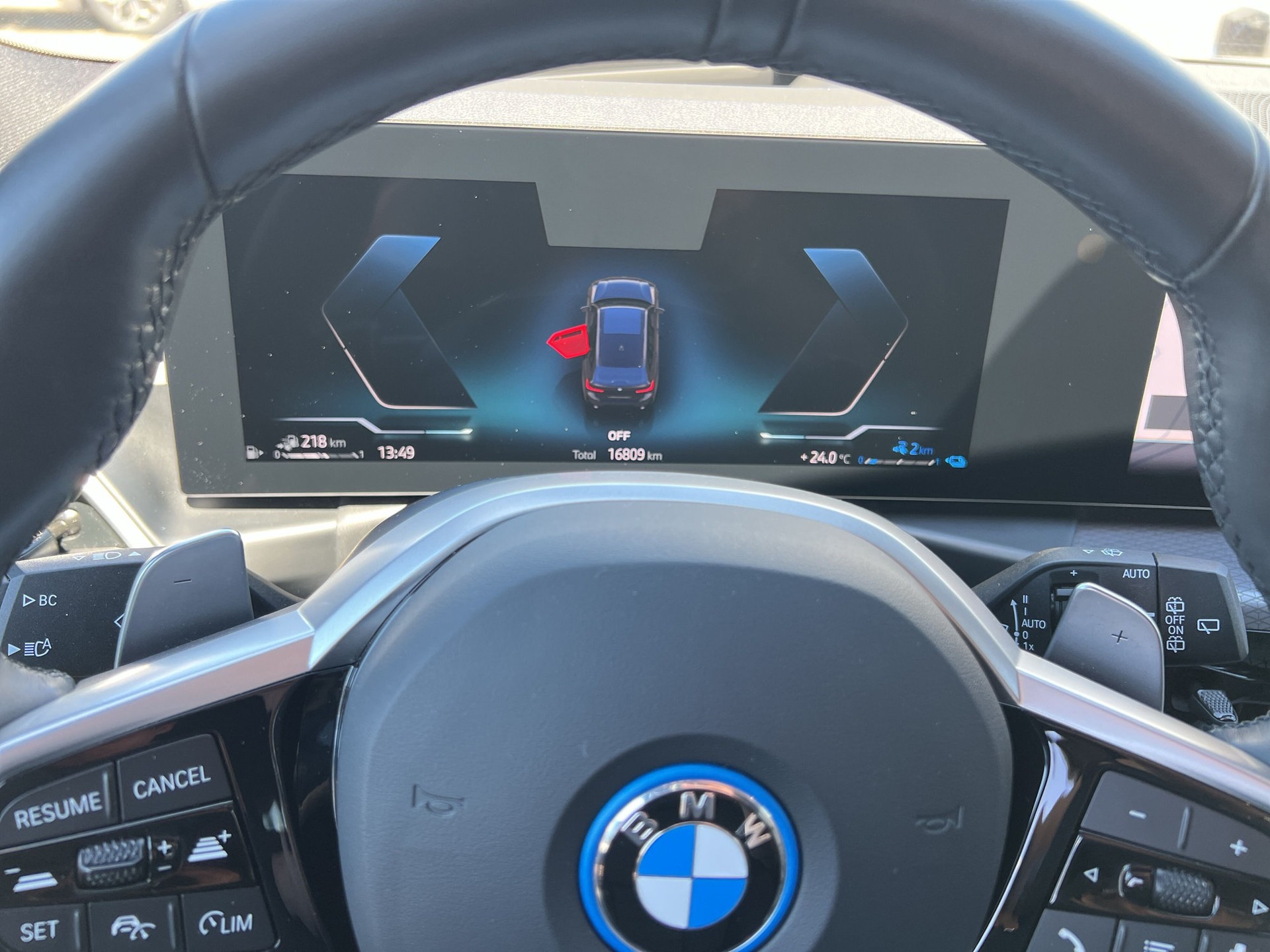 BMW 330e x DriveTouring Steptronic M Sport-image-13