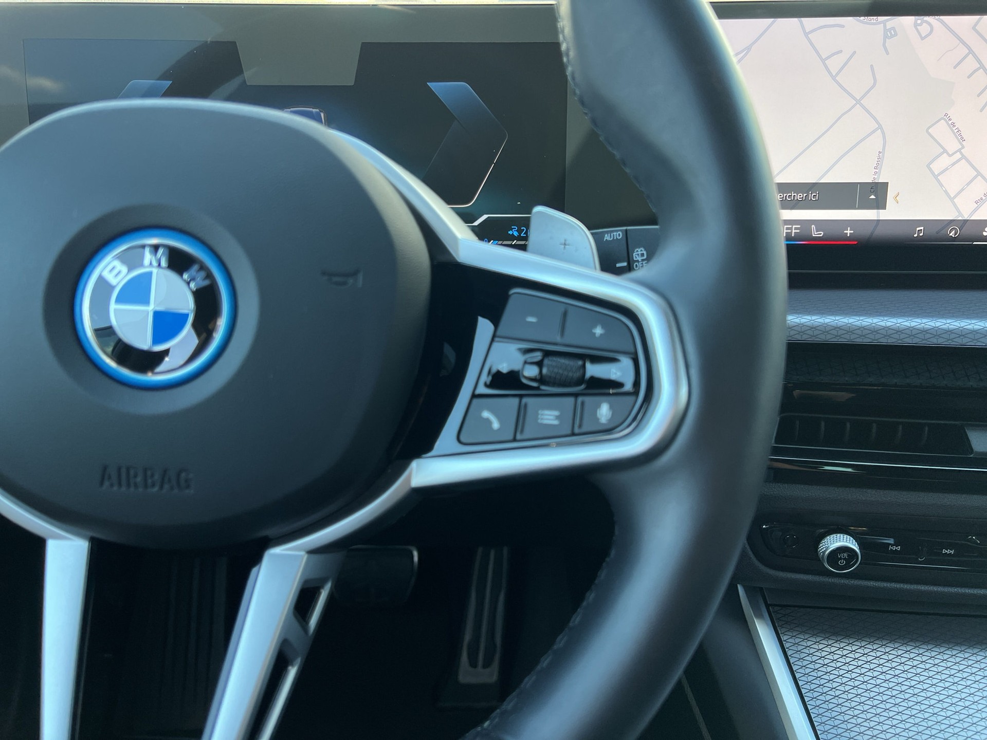BMW 330e x DriveTouring Steptronic M Sport-image-15