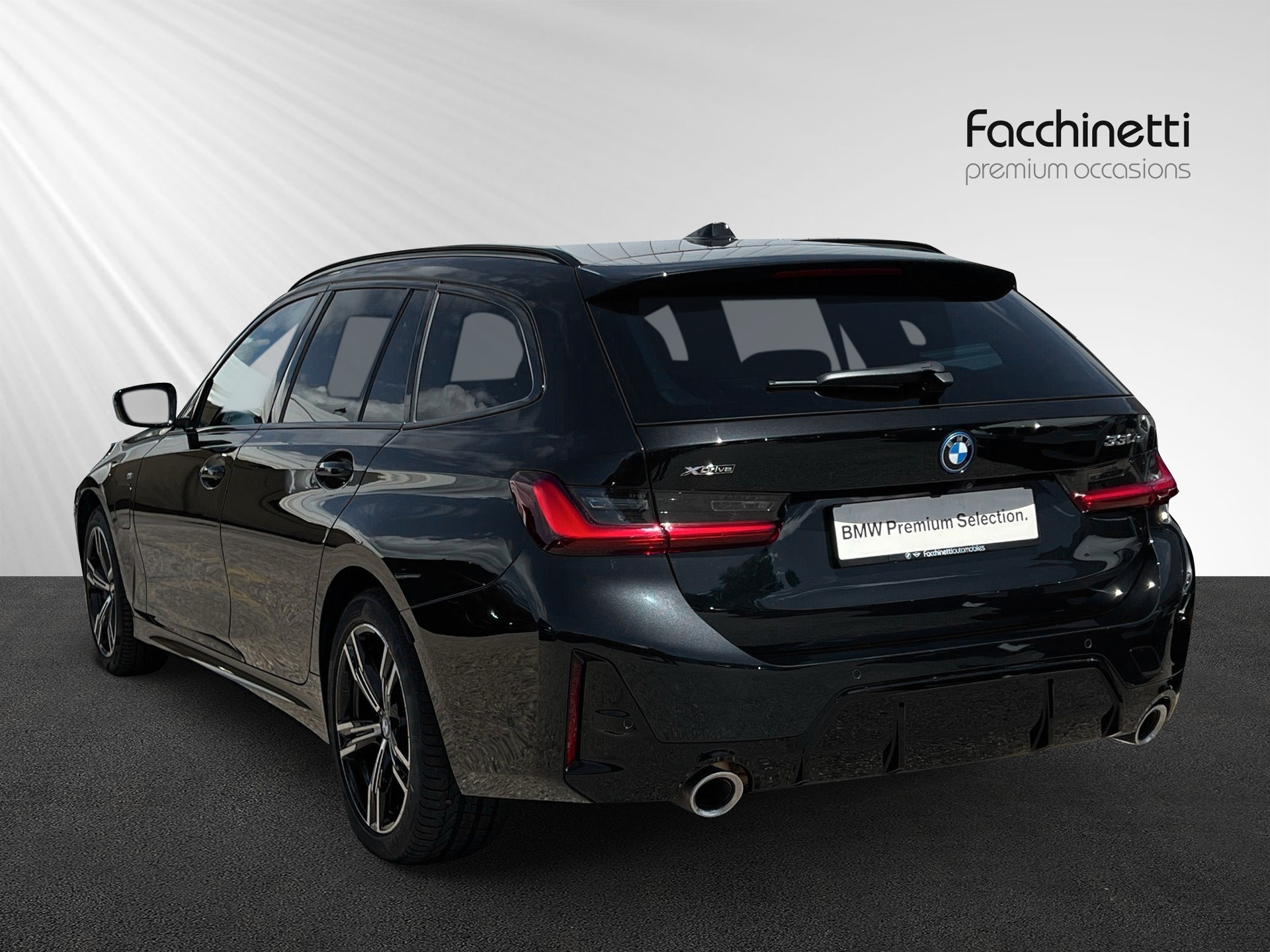 BMW 330e x DriveTouring Steptronic M Sport-image-2