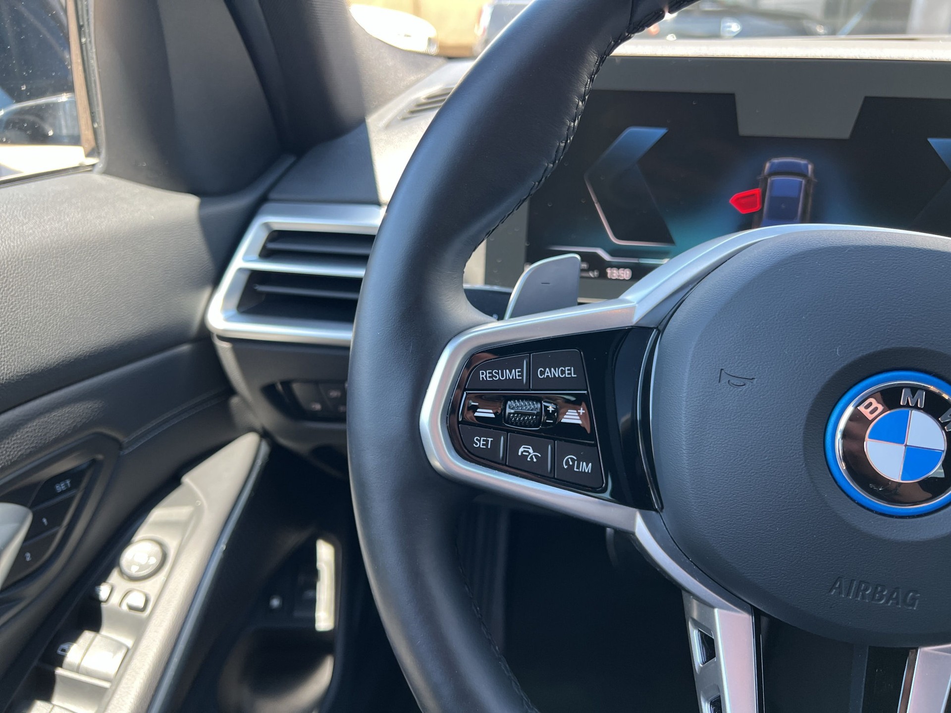 BMW 330e x DriveTouring Steptronic M Sport-image-14