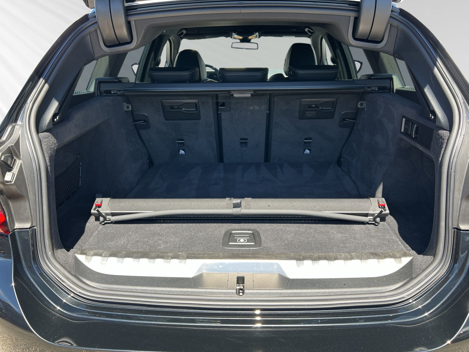 BMW 330e x DriveTouring Steptronic M Sport-image-7