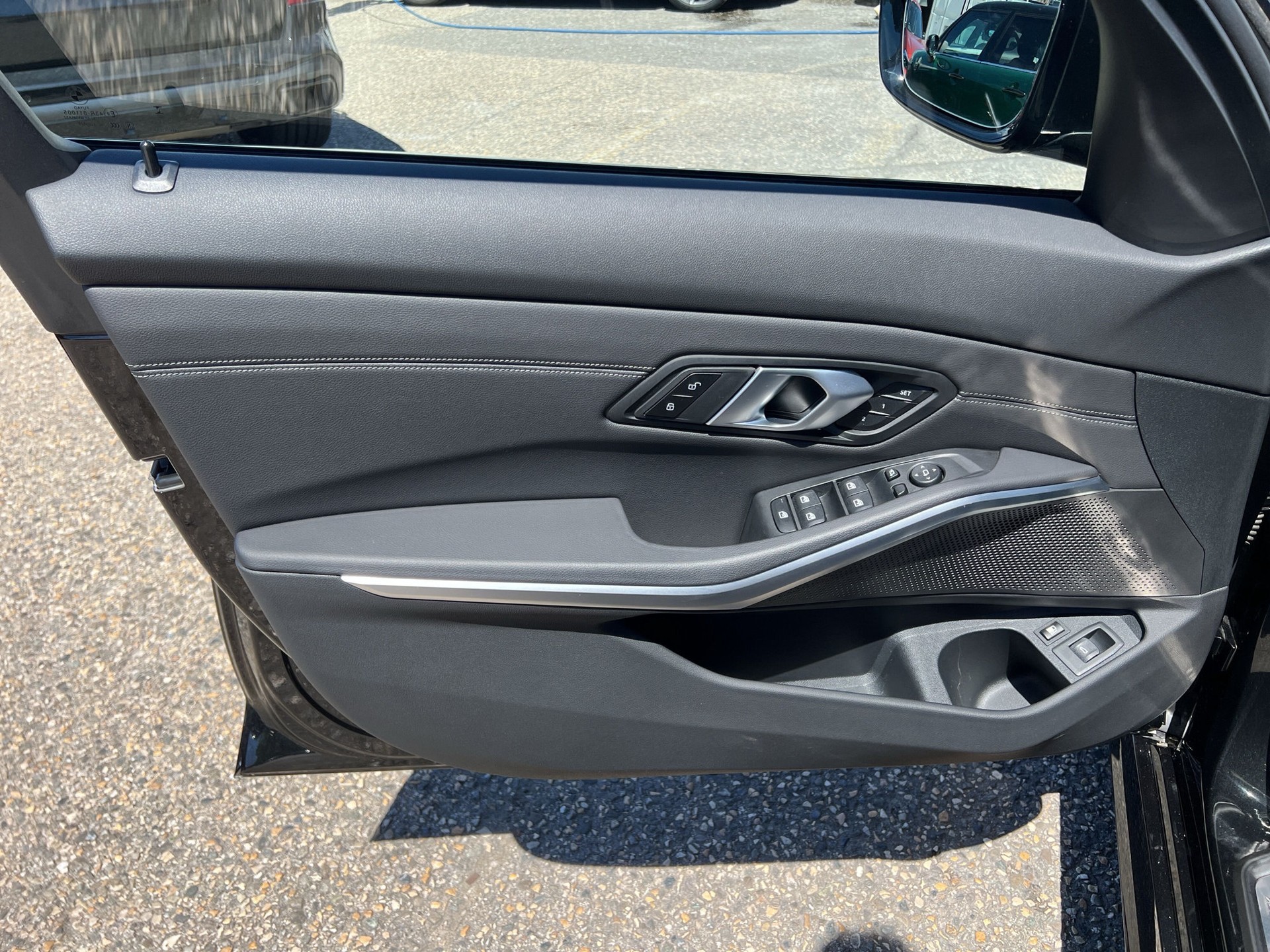 BMW 330e x DriveTouring Steptronic M Sport-image-16