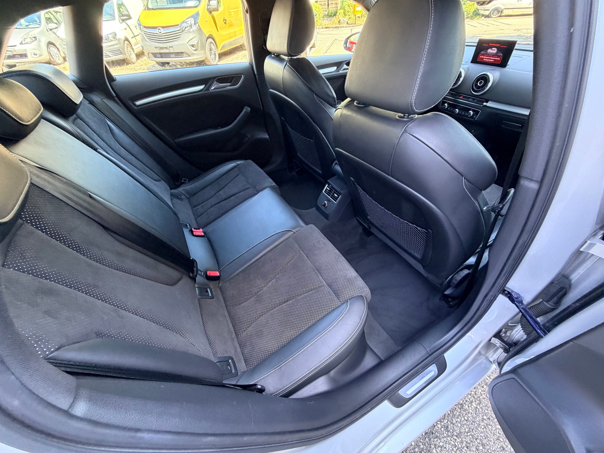 AUDI A3 Sportback 1.8 TFSI Ambition S-tronic-image-11