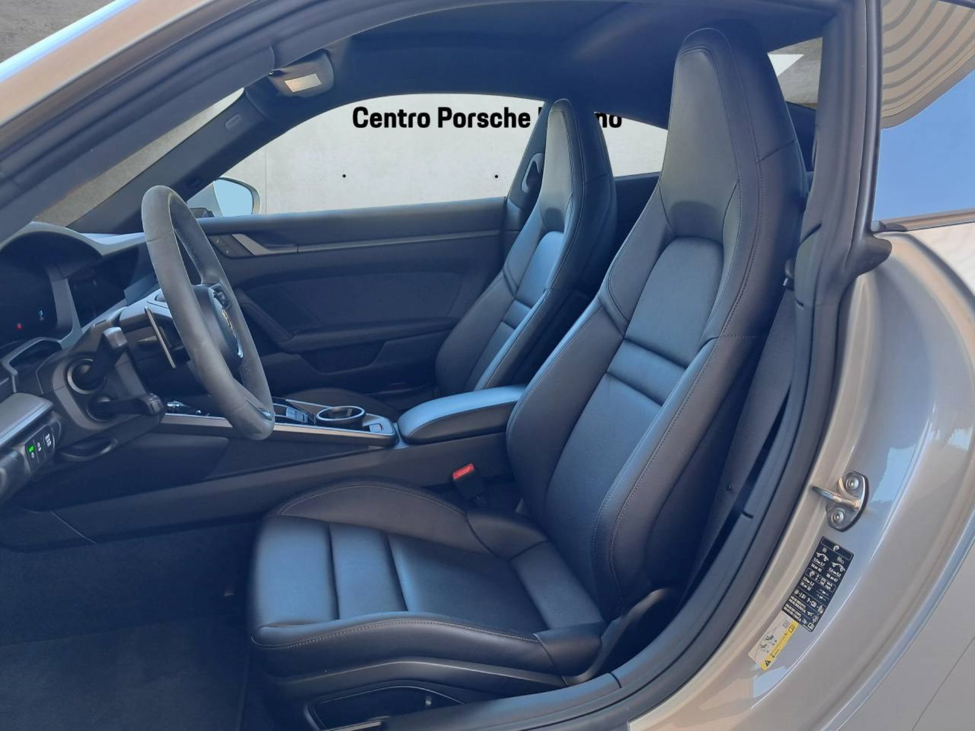 PORSCHE 911 Carrera-image-4
