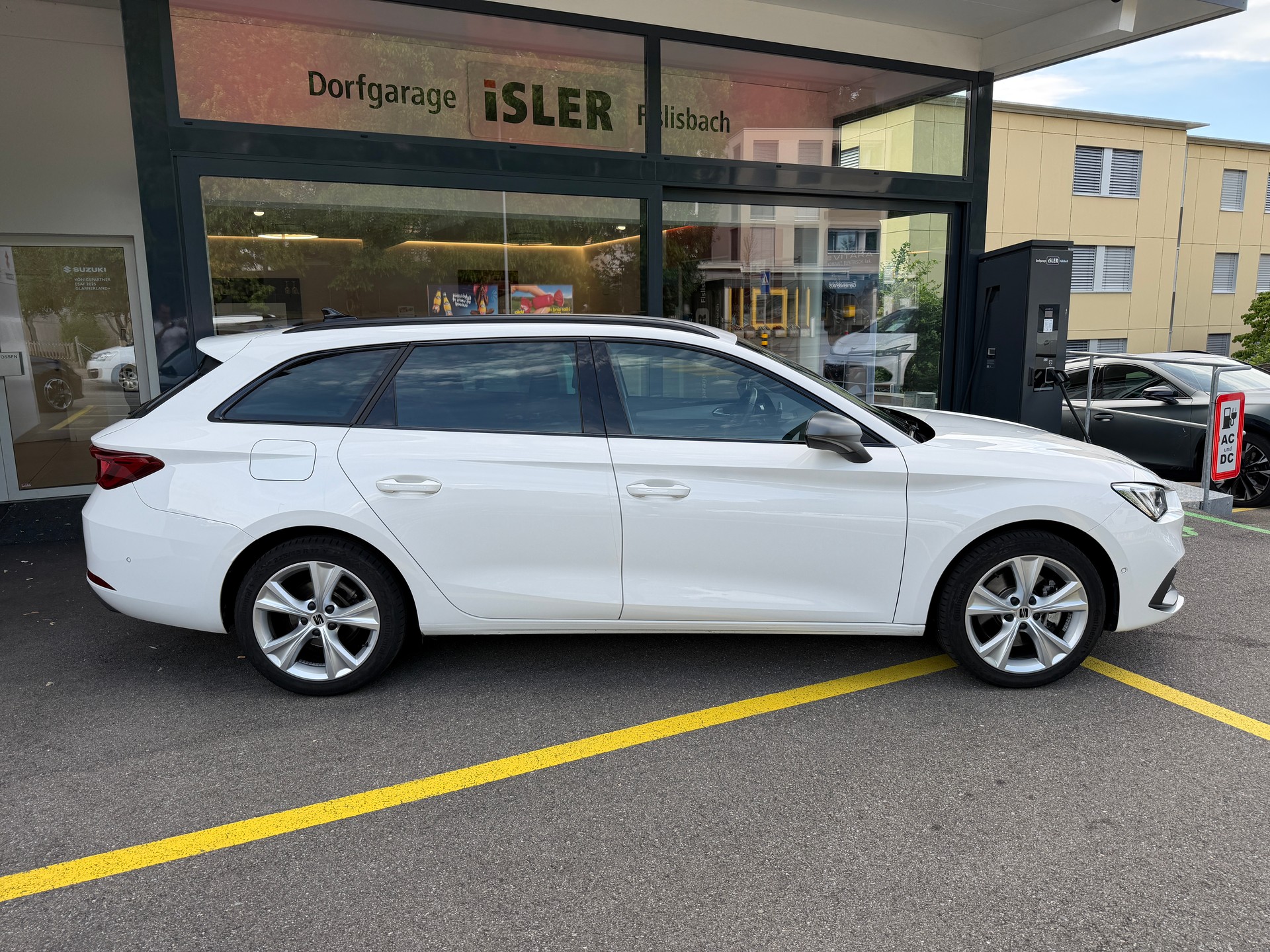 SEAT Leon ST 1.5 TGI Hola FR DSG-image-1