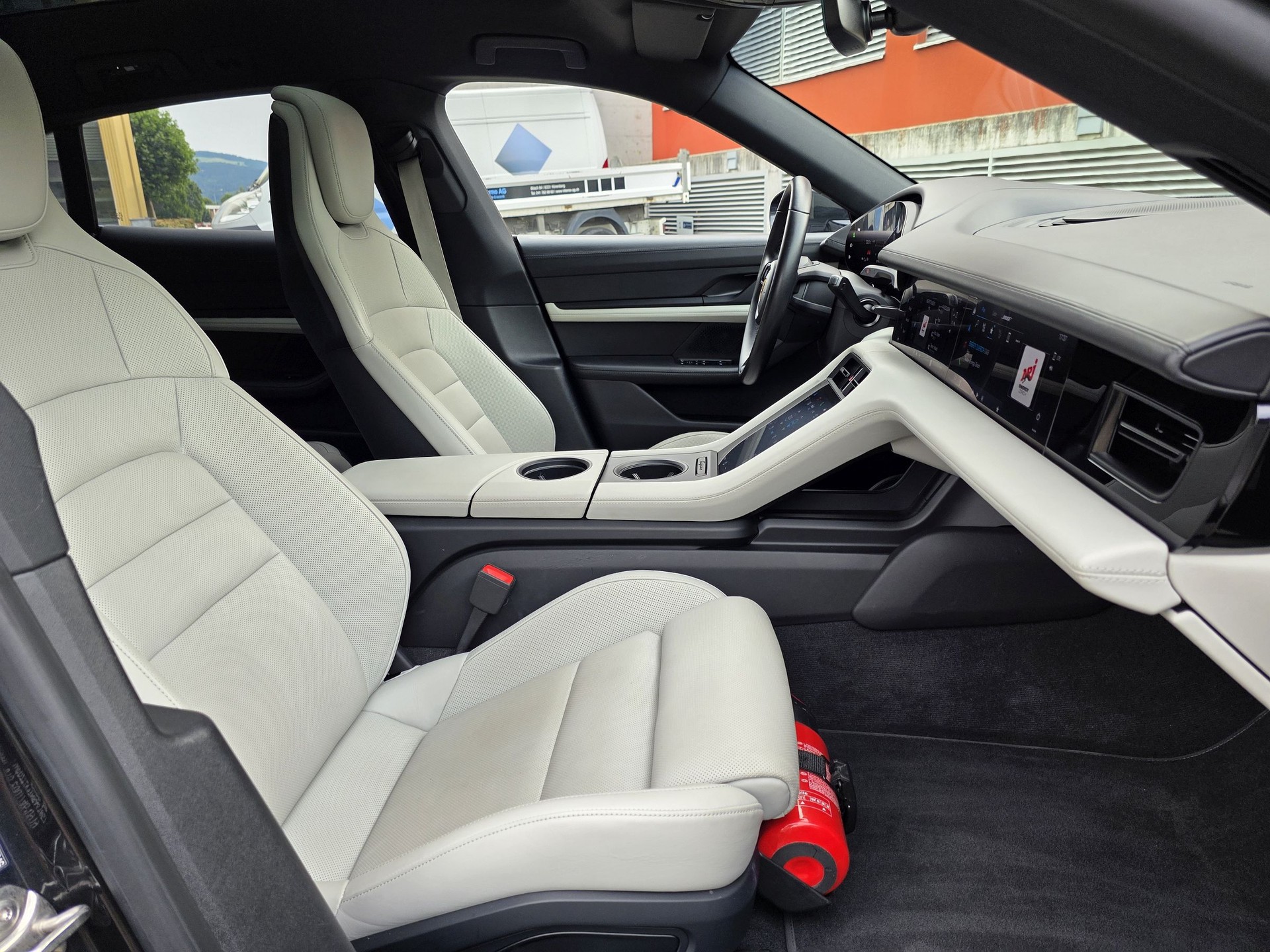 PORSCHE Taycan 4 Cross Turismo-image-16