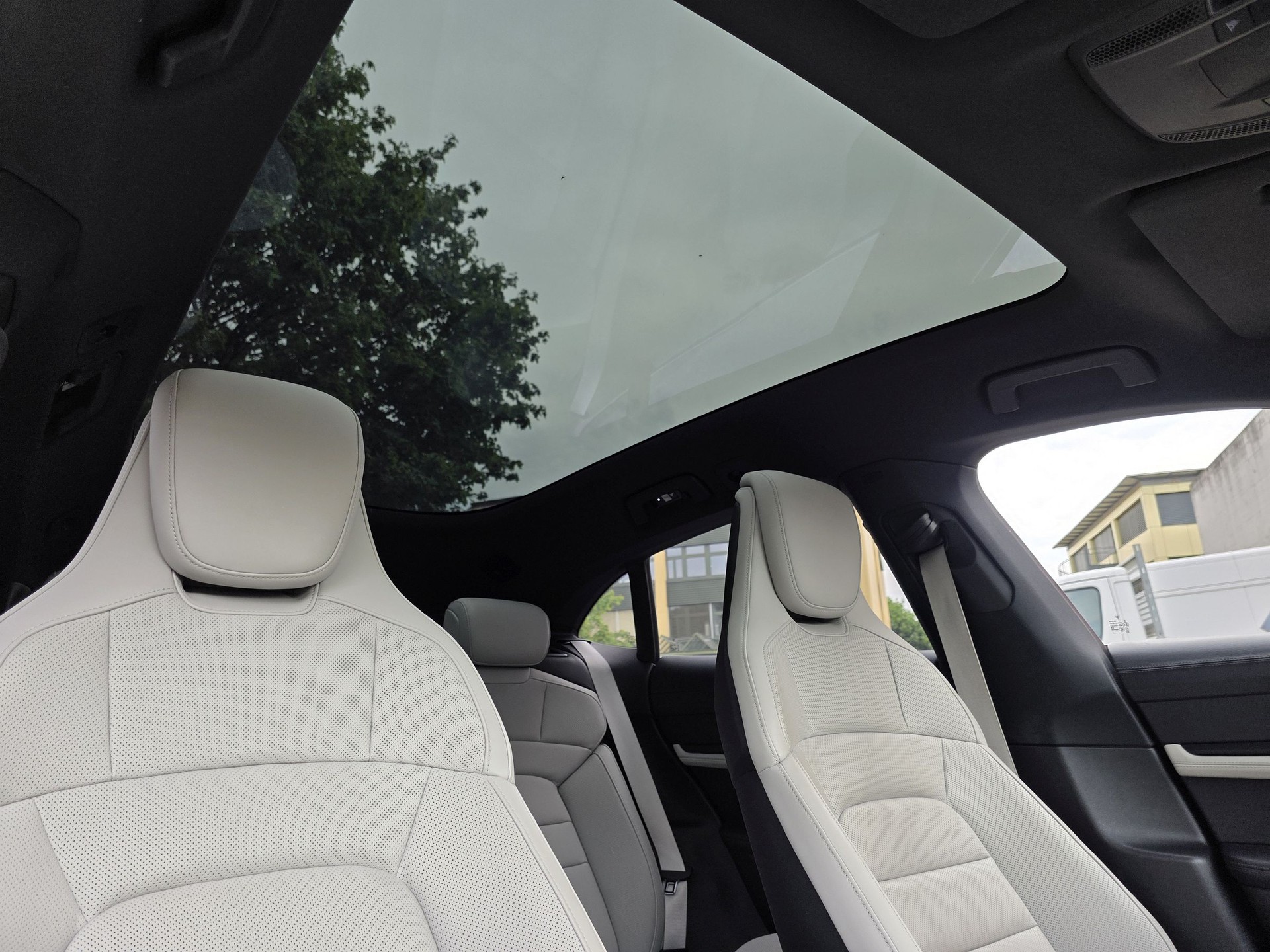 PORSCHE Taycan 4 Cross Turismo-image-18