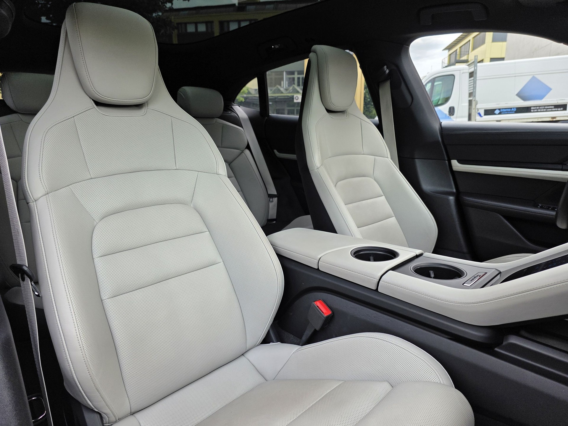 PORSCHE Taycan 4 Cross Turismo-image-17