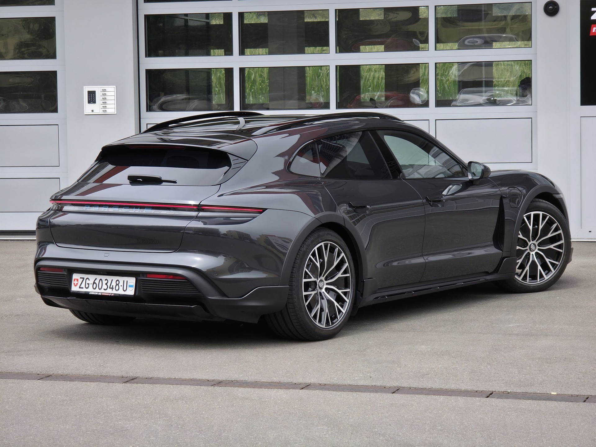 PORSCHE Taycan 4 Cross Turismo-image-7