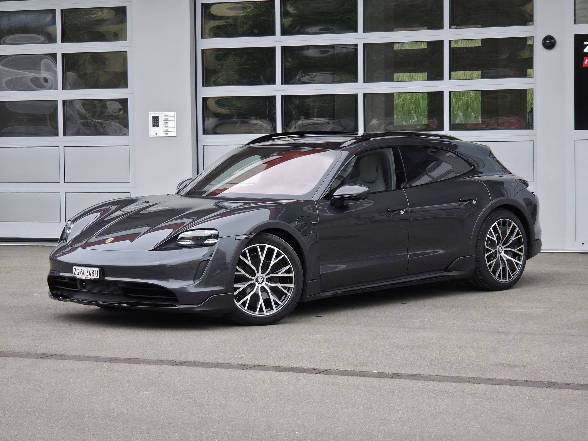 PORSCHE Taycan 4 Cross Turismo-image-3