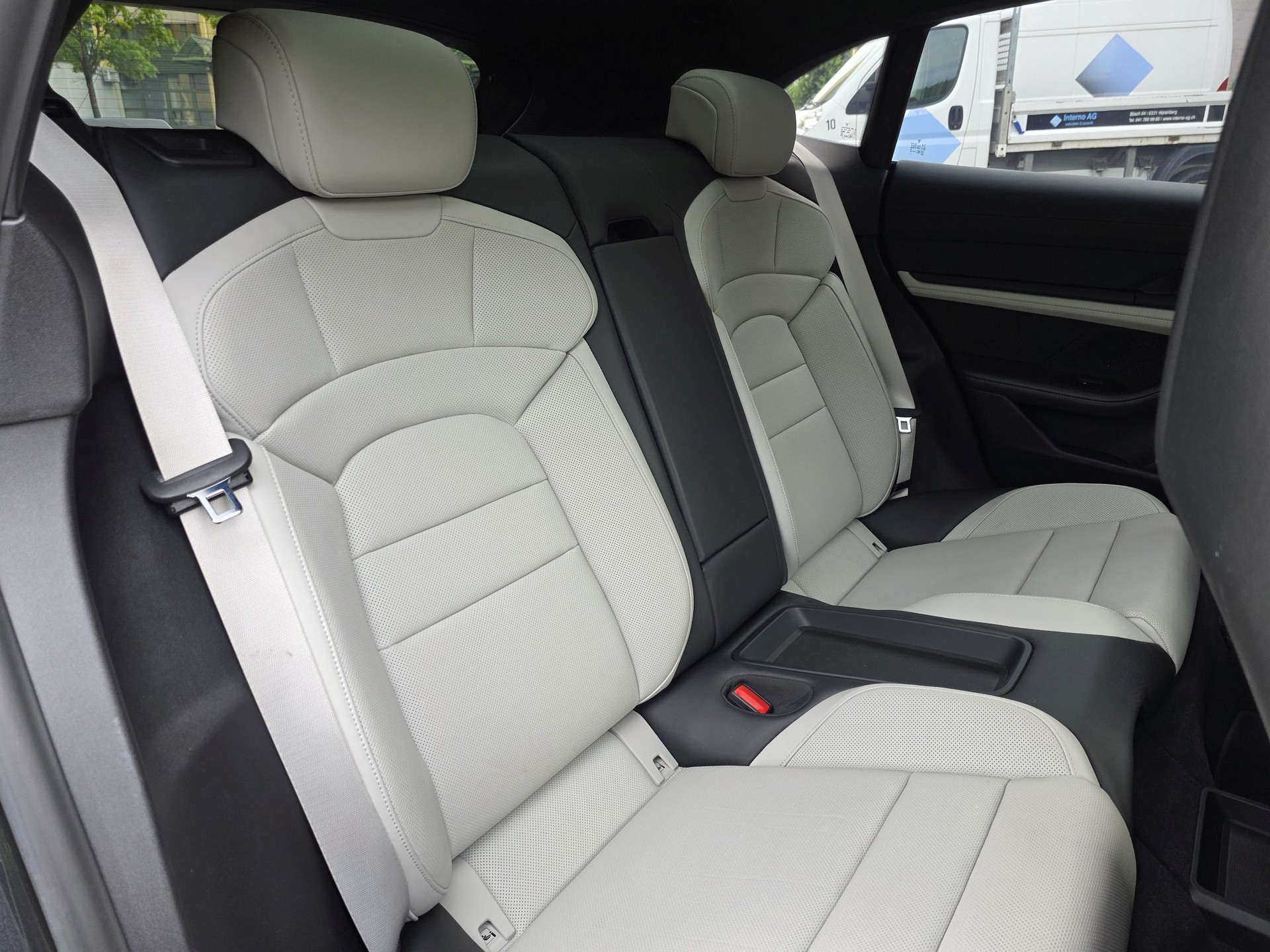PORSCHE Taycan 4 Cross Turismo-image-14