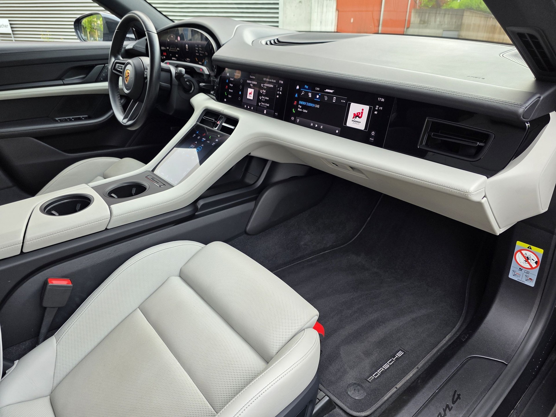 PORSCHE Taycan 4 Cross Turismo-image-15