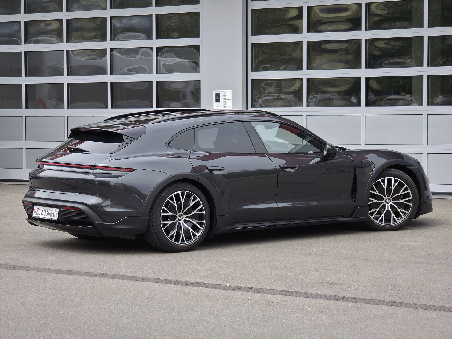 PORSCHE Taycan 4 Cross Turismo-image-9