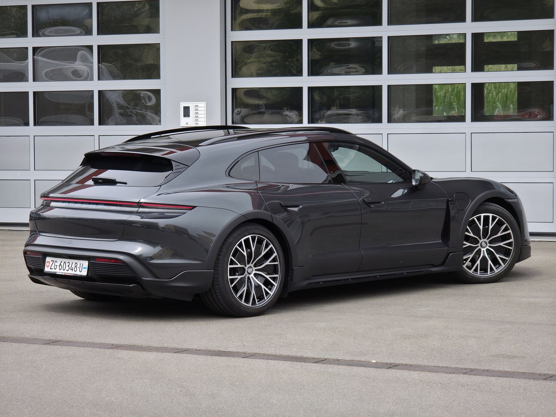 PORSCHE Taycan 4 Cross Turismo-image-8