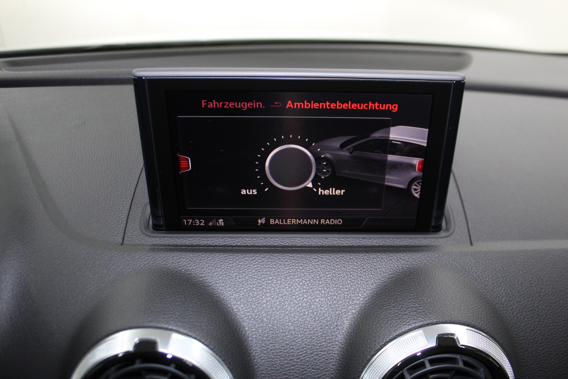 AUDI RS3 Sportback 2.5 TSI quattro S-tronic Optikpaket schwarz / ohne OPF / CH-Fahrzeug-image-24