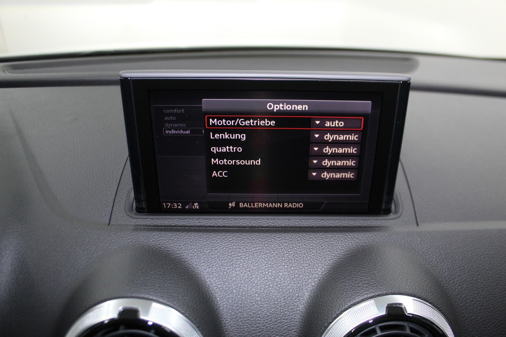AUDI RS3 Sportback 2.5 TSI quattro S-tronic Optikpaket schwarz / ohne OPF / CH-Fahrzeug-image-23