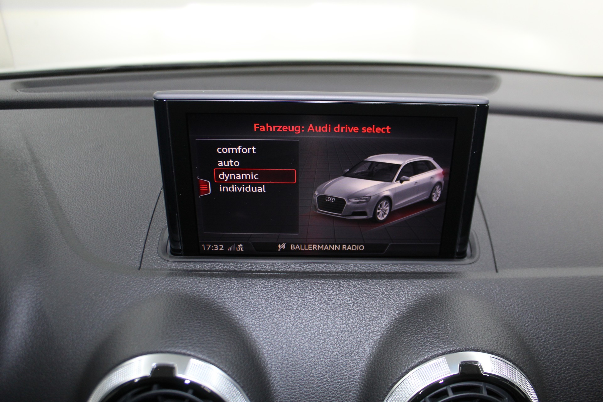 AUDI RS3 Sportback 2.5 TSI quattro S-tronic Optikpaket schwarz / ohne OPF / CH-Fahrzeug-image-22