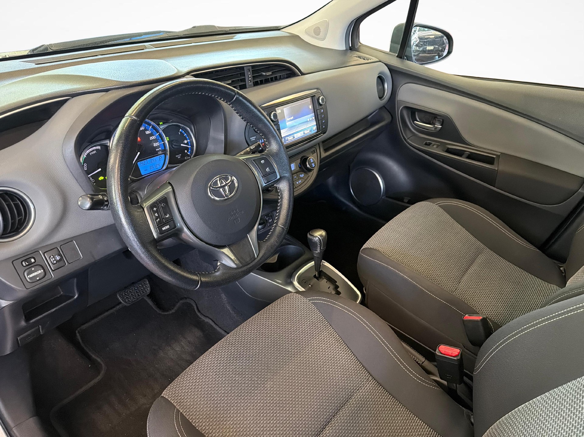 TOYOTA Yaris 1.5 VVT-i HSD Trend-image-9