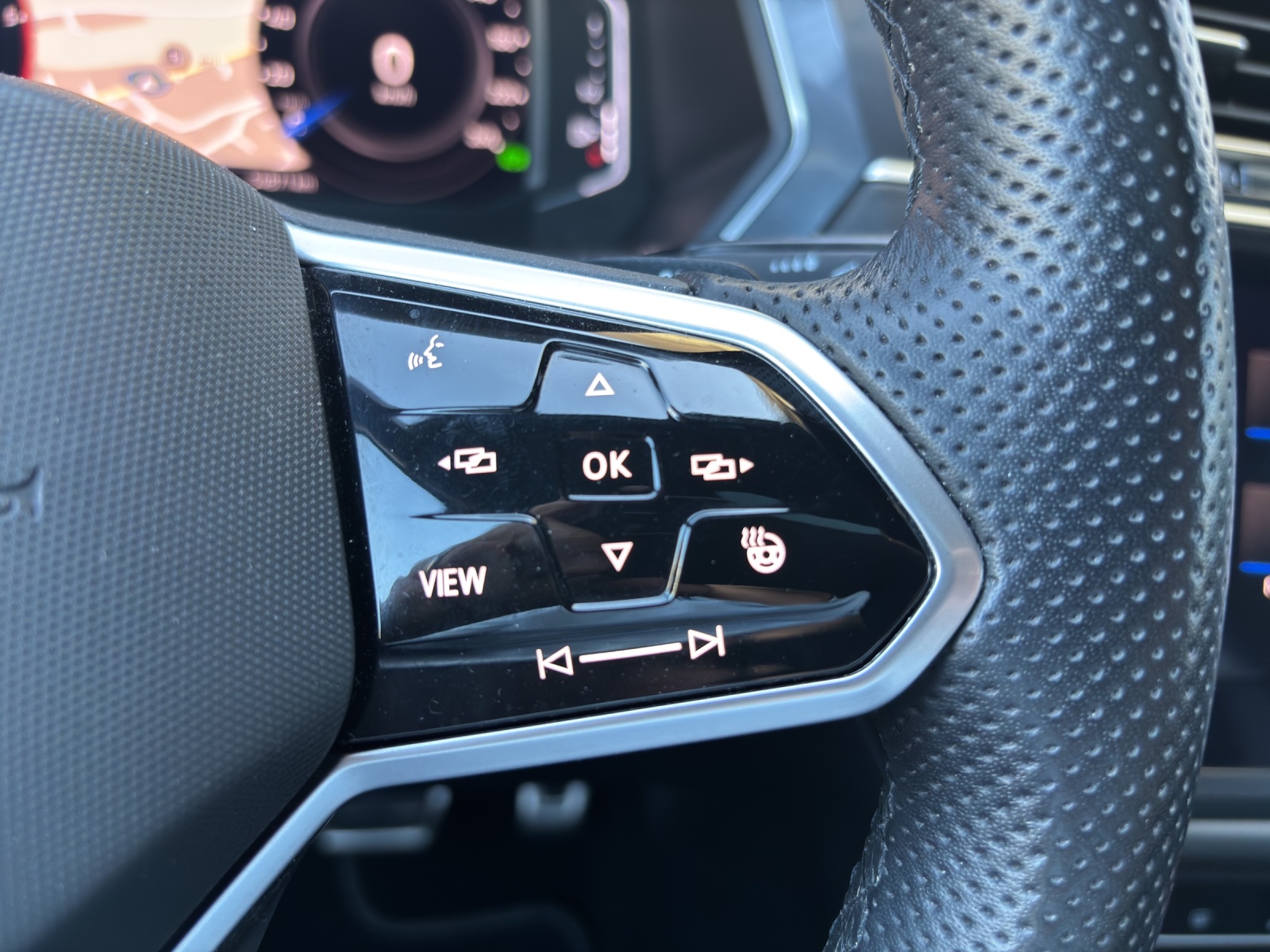 VW Tiguan Allspace 2.0 TDI SCR R-Line 4Motion DSG mit AHK, Leder mit Lüftung, Panorama-Ausstell-/Schiebedach & Winterrad-image-16