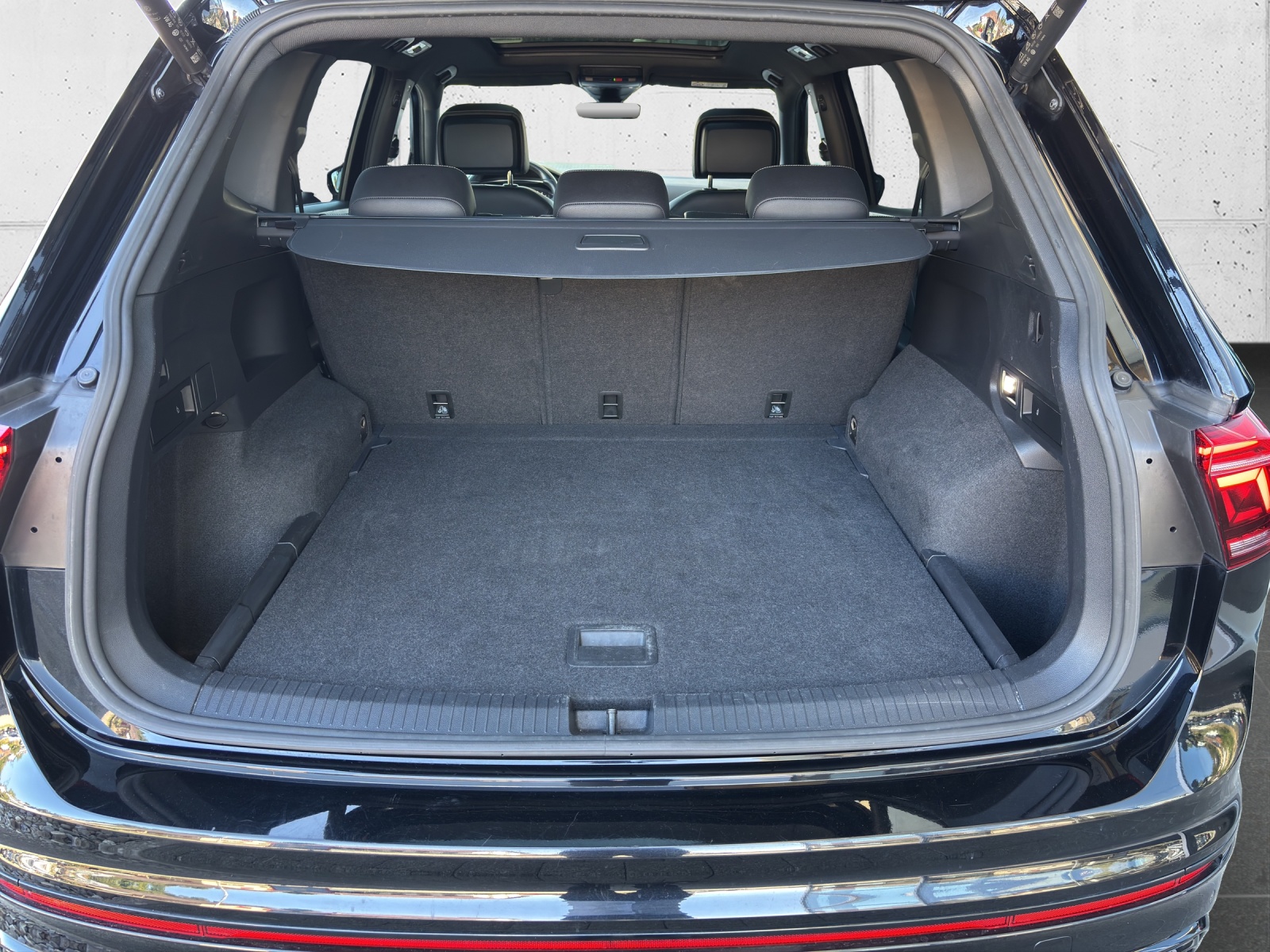 VW Tiguan Allspace 2.0 TDI SCR R-Line 4Motion DSG mit AHK, Leder mit Lüftung, Panorama-Ausstell-/Schiebedach & Winterrad-image-9