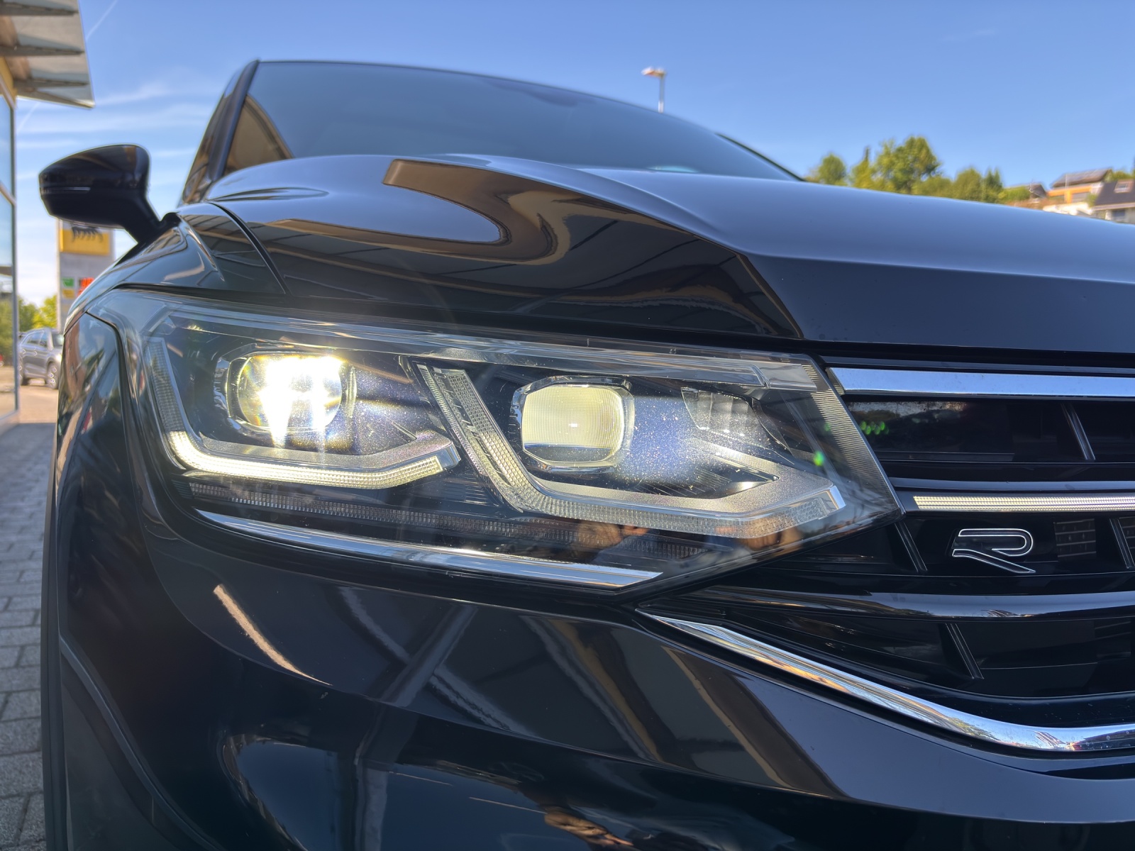 VW Tiguan Allspace 2.0 TDI SCR R-Line 4Motion DSG mit AHK, Leder mit Lüftung, Panorama-Ausstell-/Schiebedach & Winterrad-image-12