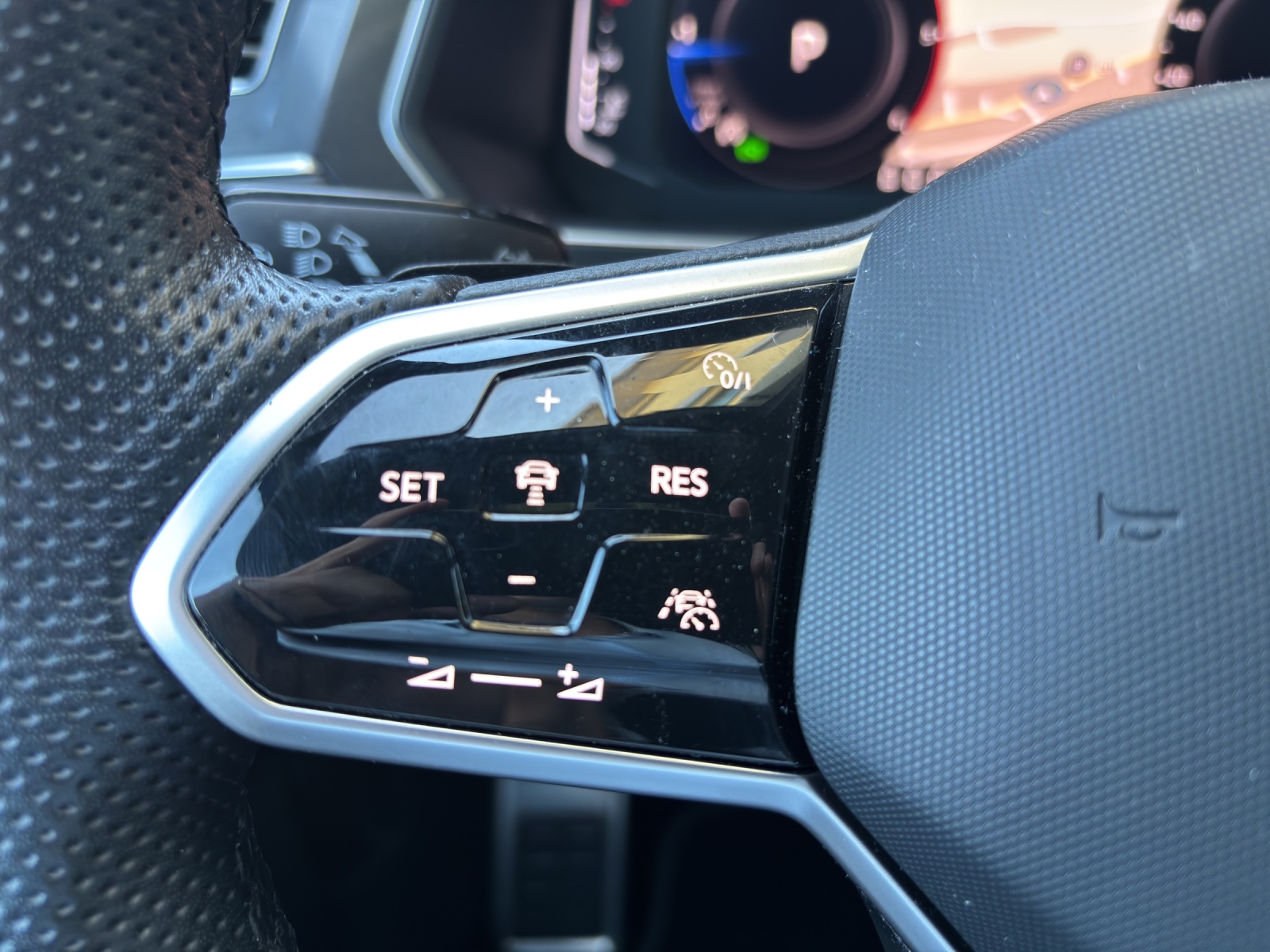 VW Tiguan Allspace 2.0 TDI SCR R-Line 4Motion DSG mit AHK, Leder mit Lüftung, Panorama-Ausstell-/Schiebedach & Winterrad-image-15