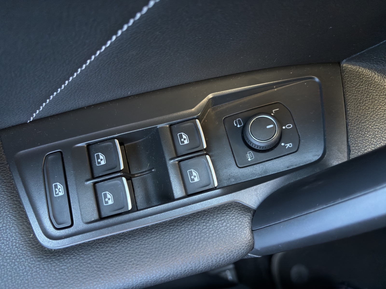 VW Tiguan Allspace 2.0 TDI SCR R-Line 4Motion DSG mit AHK, Leder mit Lüftung, Panorama-Ausstell-/Schiebedach & Winterrad-image-31