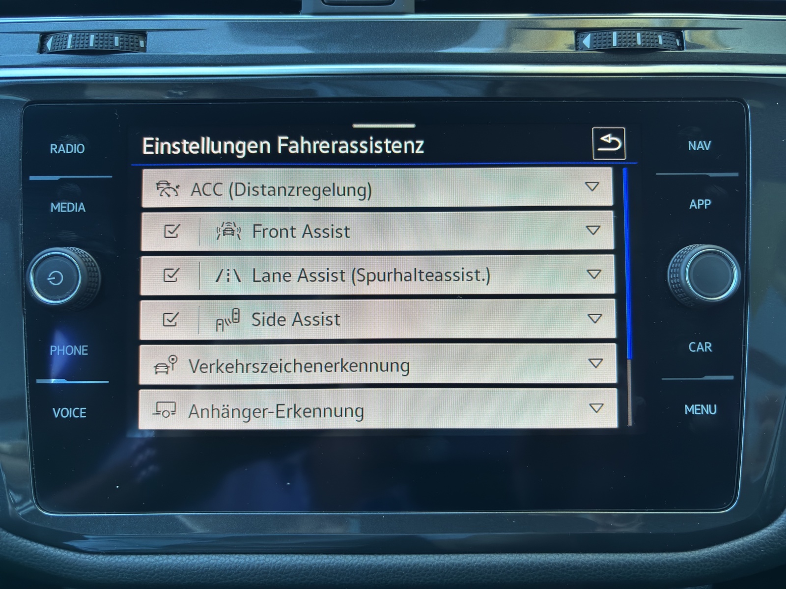 VW Tiguan Allspace 2.0 TDI SCR R-Line 4Motion DSG mit AHK, Leder mit Lüftung, Panorama-Ausstell-/Schiebedach & Winterrad-image-24