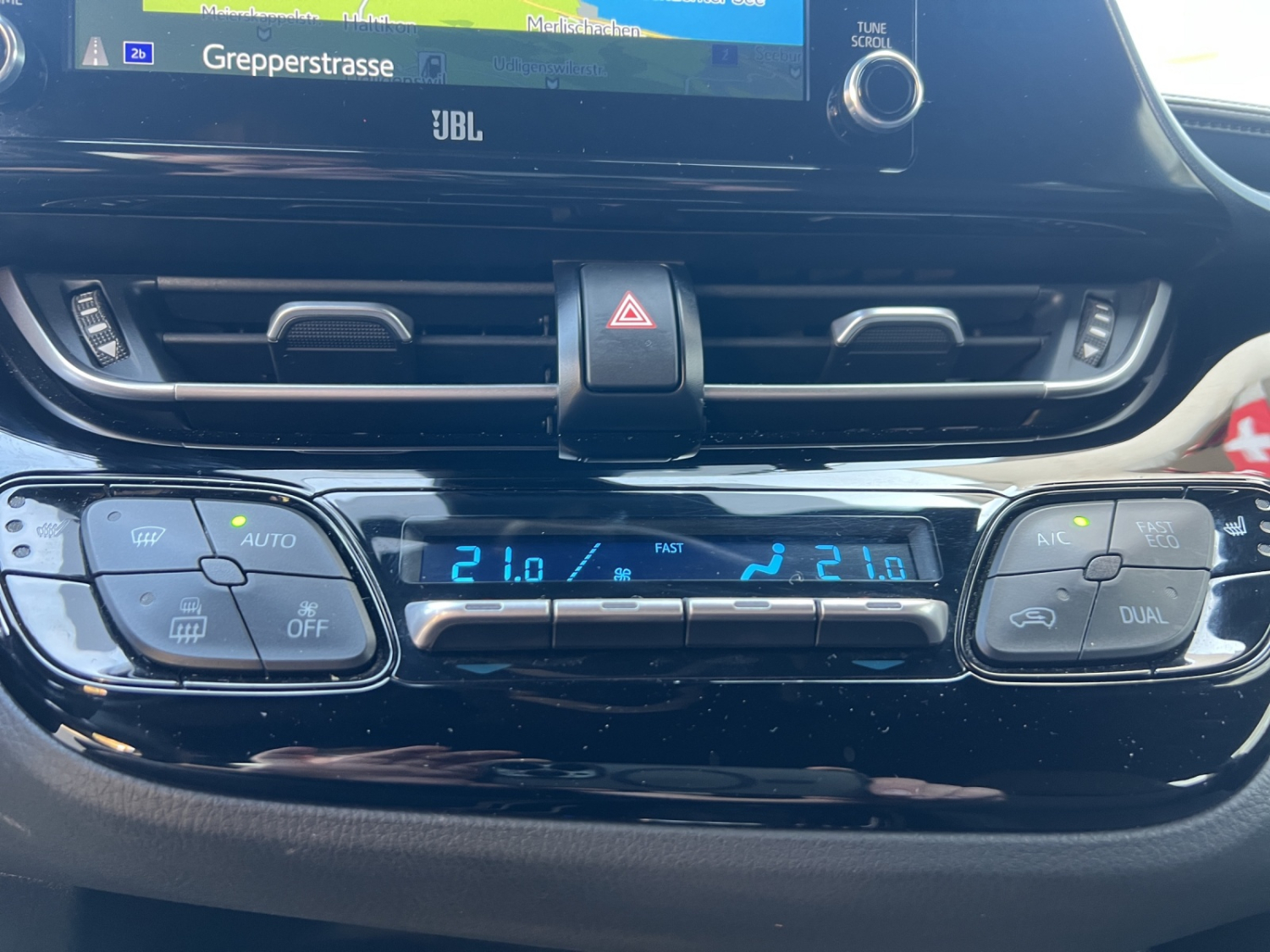 TOYOTA C-HR 2.0 VVTi HSD Trend-image-15