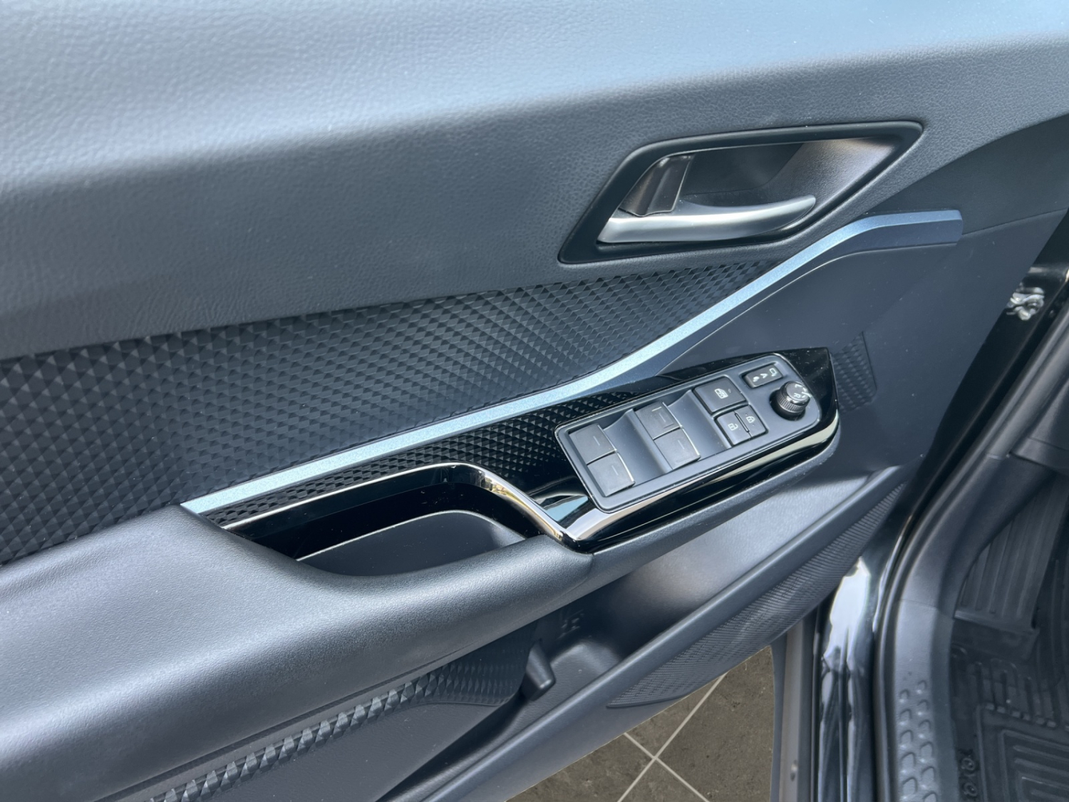 TOYOTA C-HR 2.0 VVTi HSD Trend-image-18