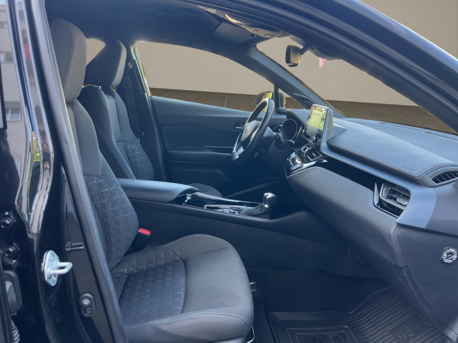 TOYOTA C-HR 2.0 VVTi HSD Trend-image-9