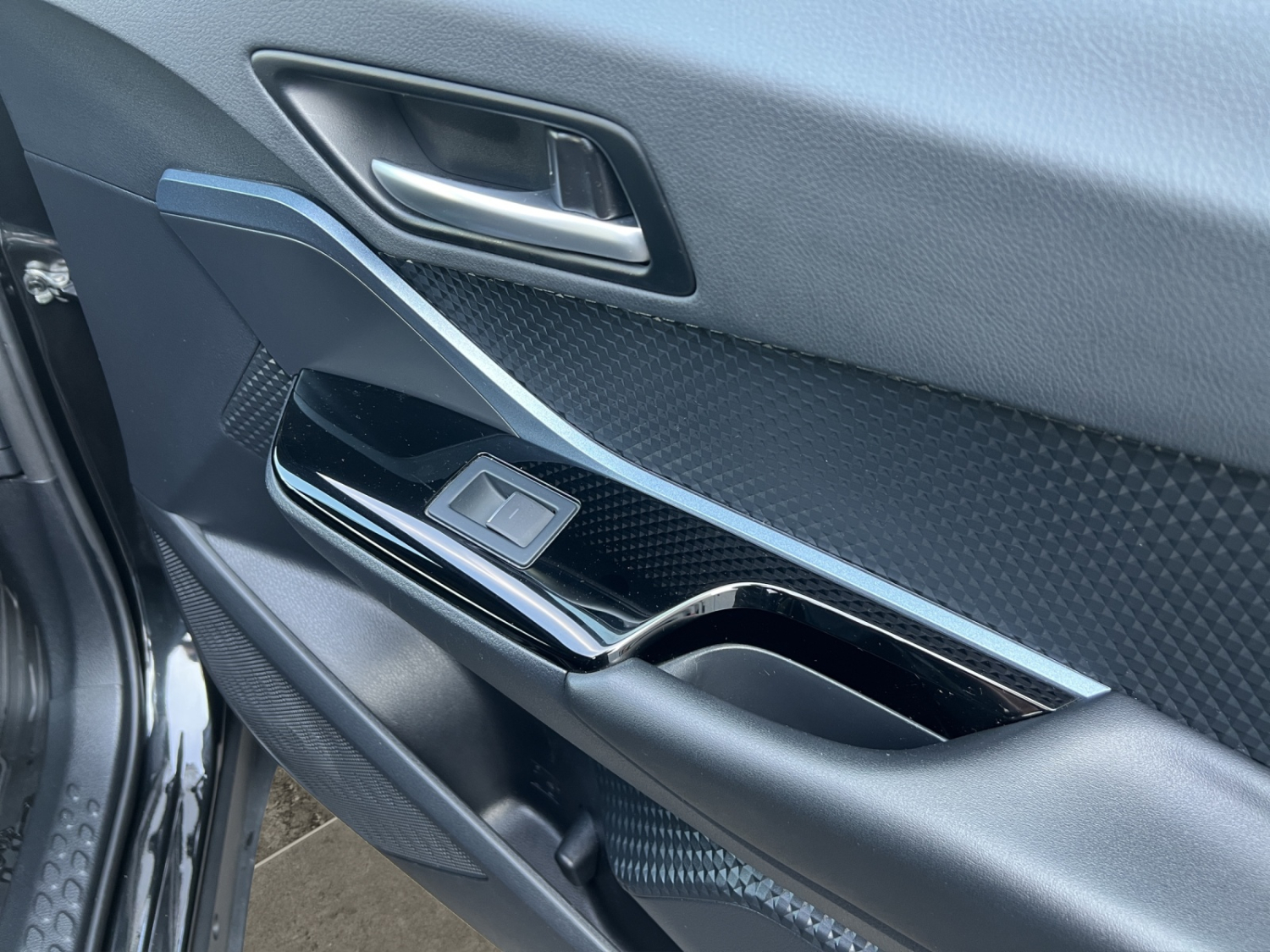 TOYOTA C-HR 2.0 VVTi HSD Trend-image-19