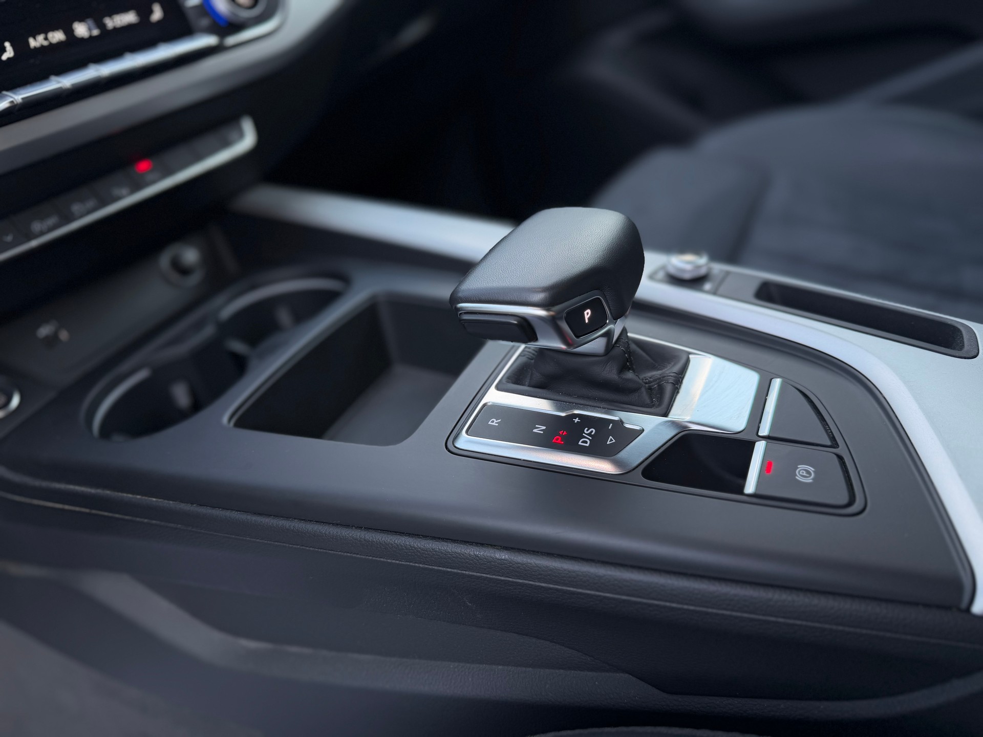 AUDI A4 Avant 40 TDI quattro S-tronic-image-10
