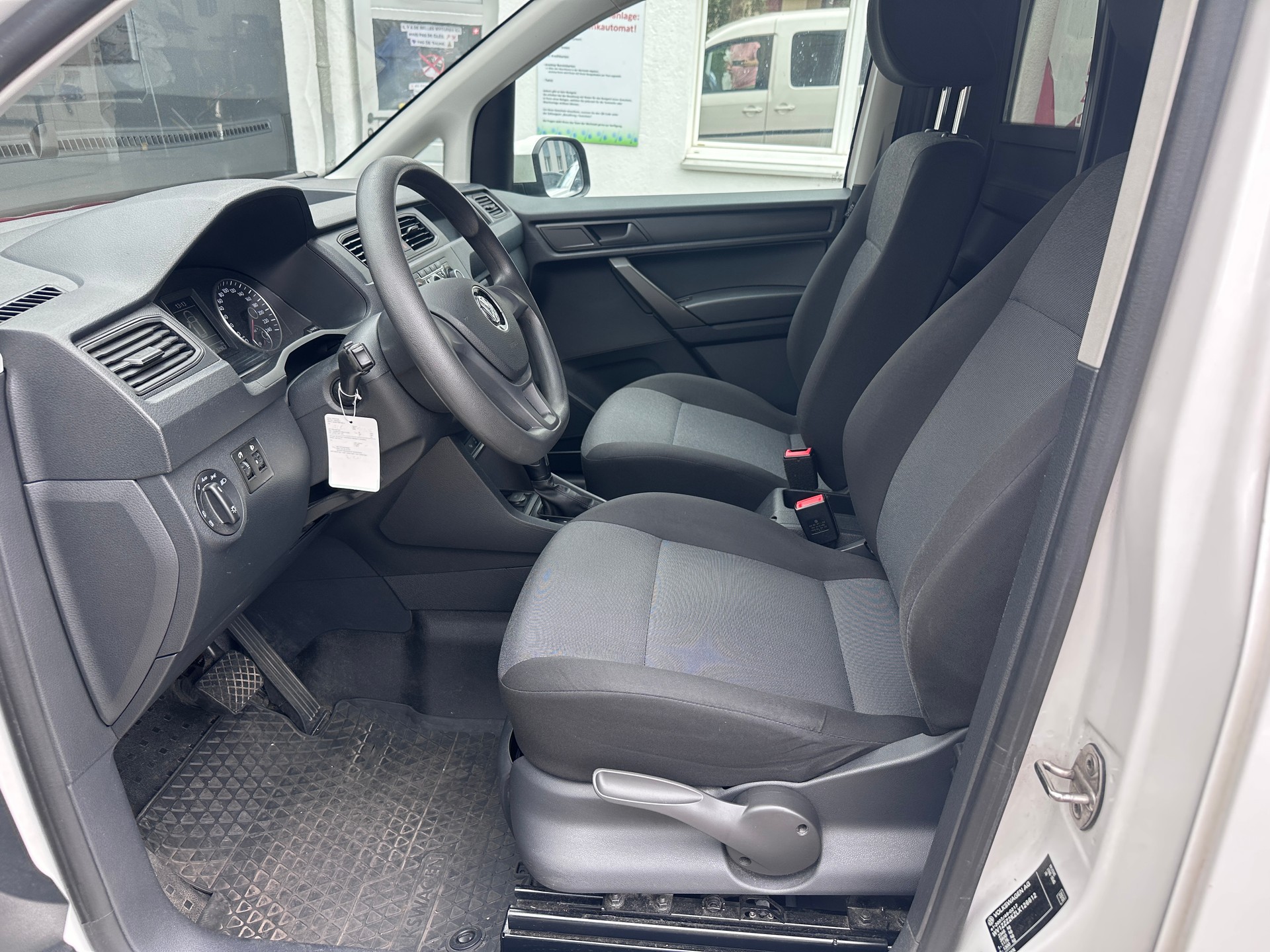 VW Caddy Maxi 2.0TDI BlueMotion Technology DSG-image-8