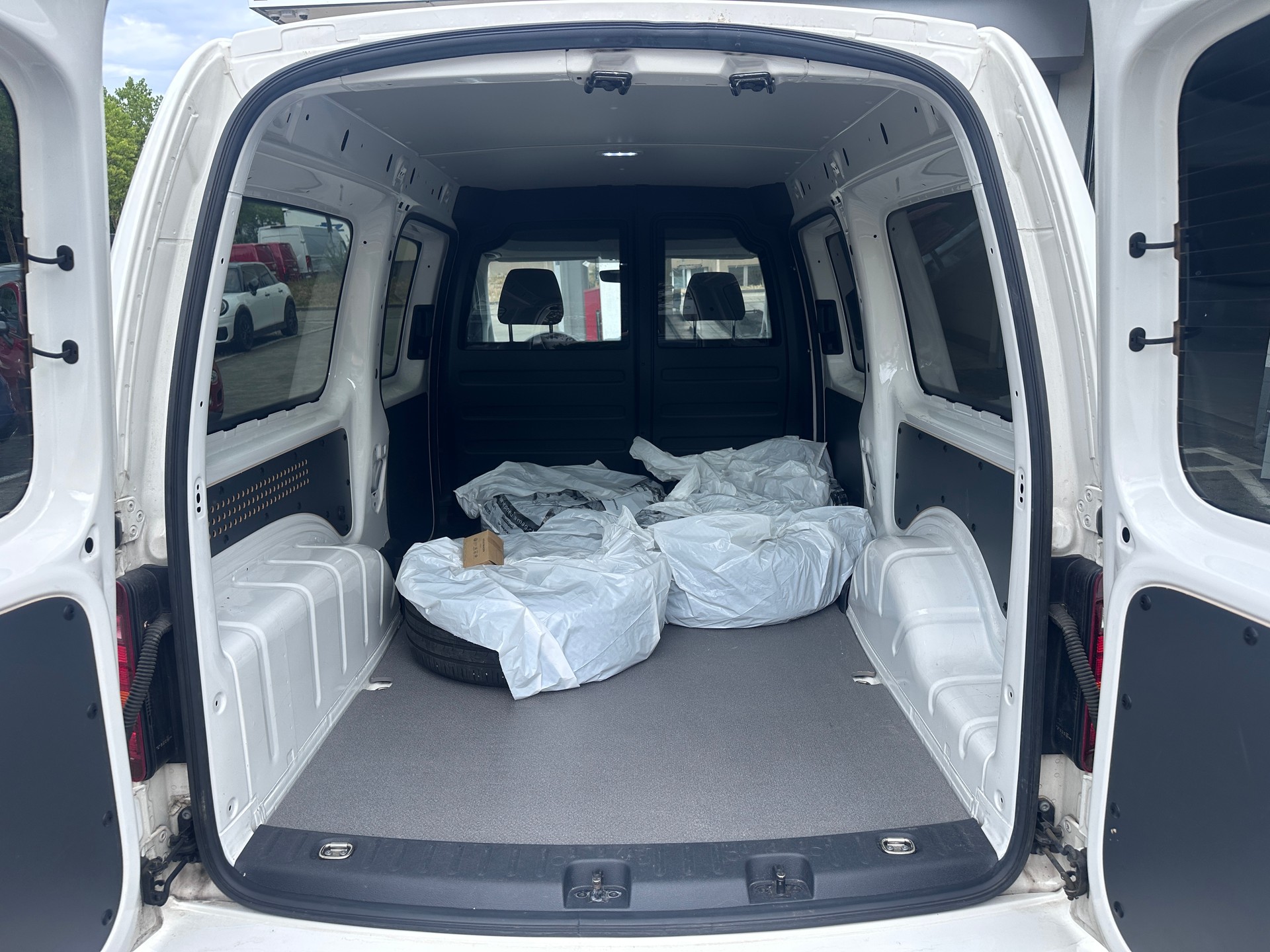 VW Caddy Maxi 2.0TDI BlueMotion Technology DSG-image-13