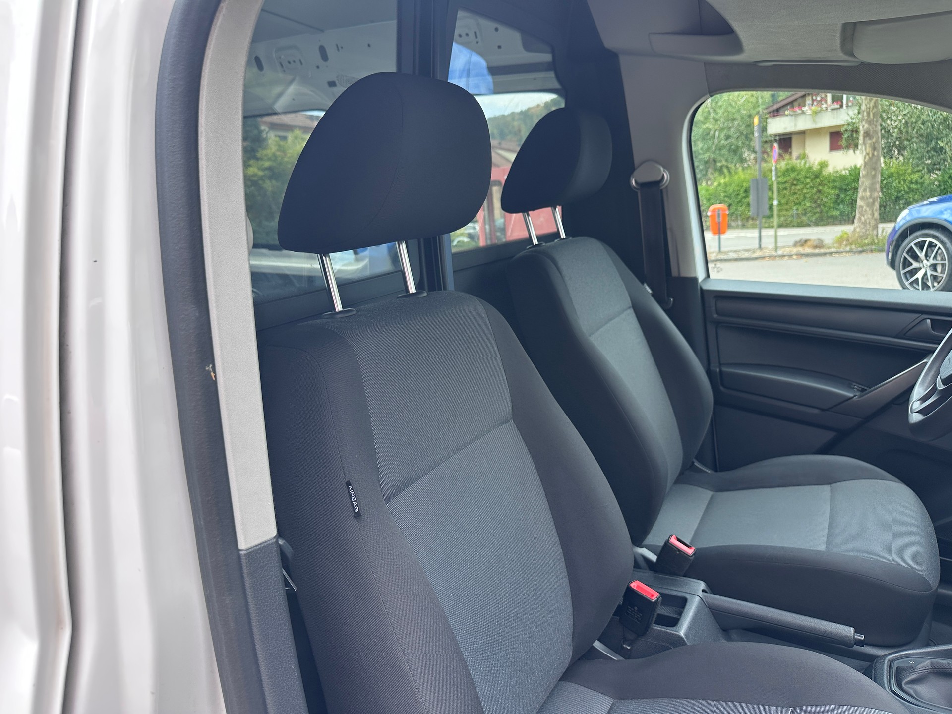 VW Caddy Maxi 2.0TDI BlueMotion Technology DSG-image-11