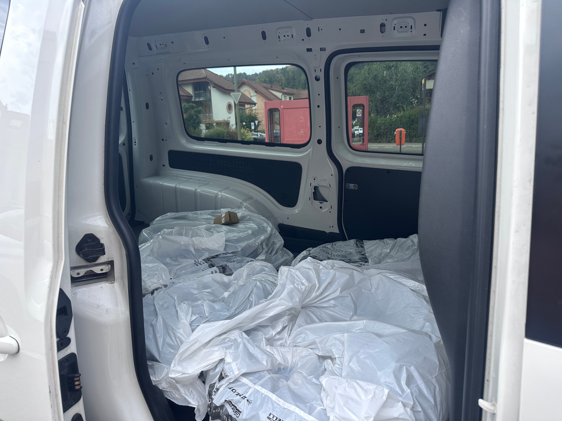 VW Caddy Maxi 2.0TDI BlueMotion Technology DSG-image-12