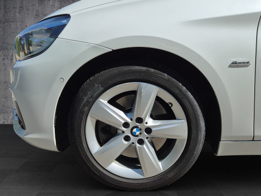 BMW 225i Active Tourer-image-12