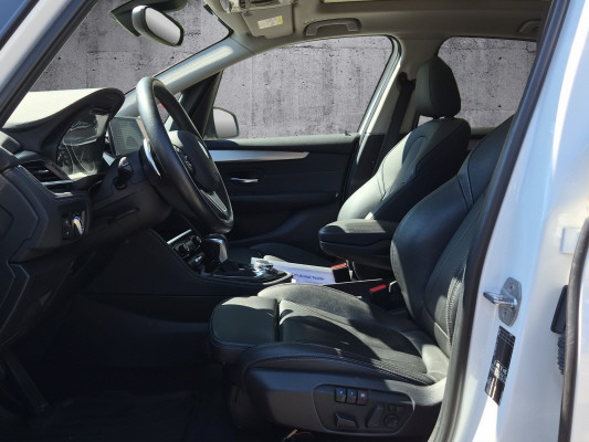 BMW 225i Active Tourer-image-5