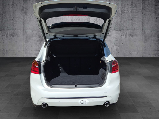 BMW 225i Active Tourer-image-11