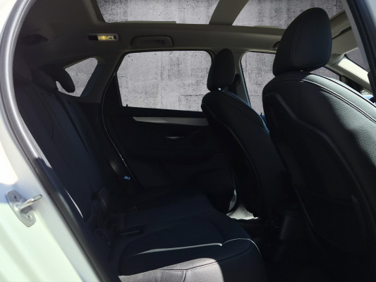 BMW 225i Active Tourer-image-10