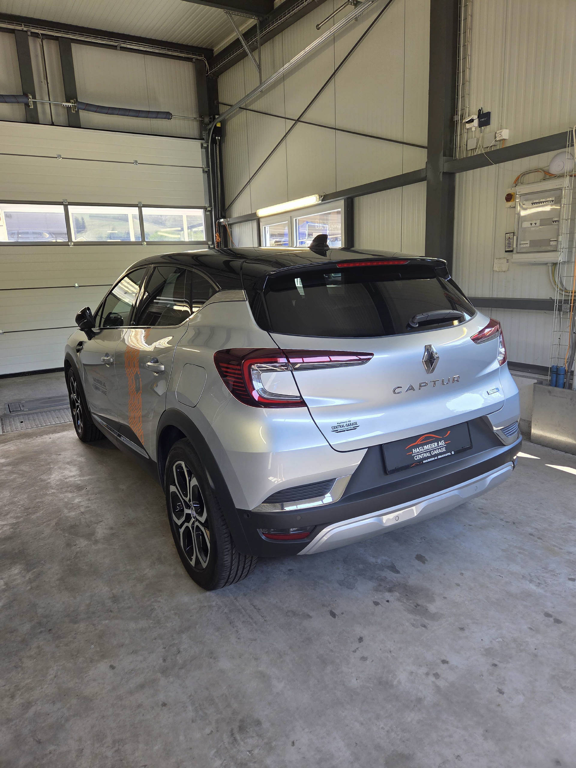 RENAULT Captur 1.6 E-Tech Plug-in Edition One-image-2